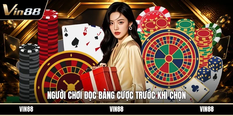Người chơi đọc bảng cược trước khi chọn