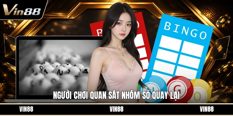 Người chơi quan sát nhóm số quay lại