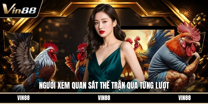 Người xem quan sát thế trận qua từng lượt